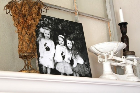 Három lányt ábrázoló fekete fehér kép